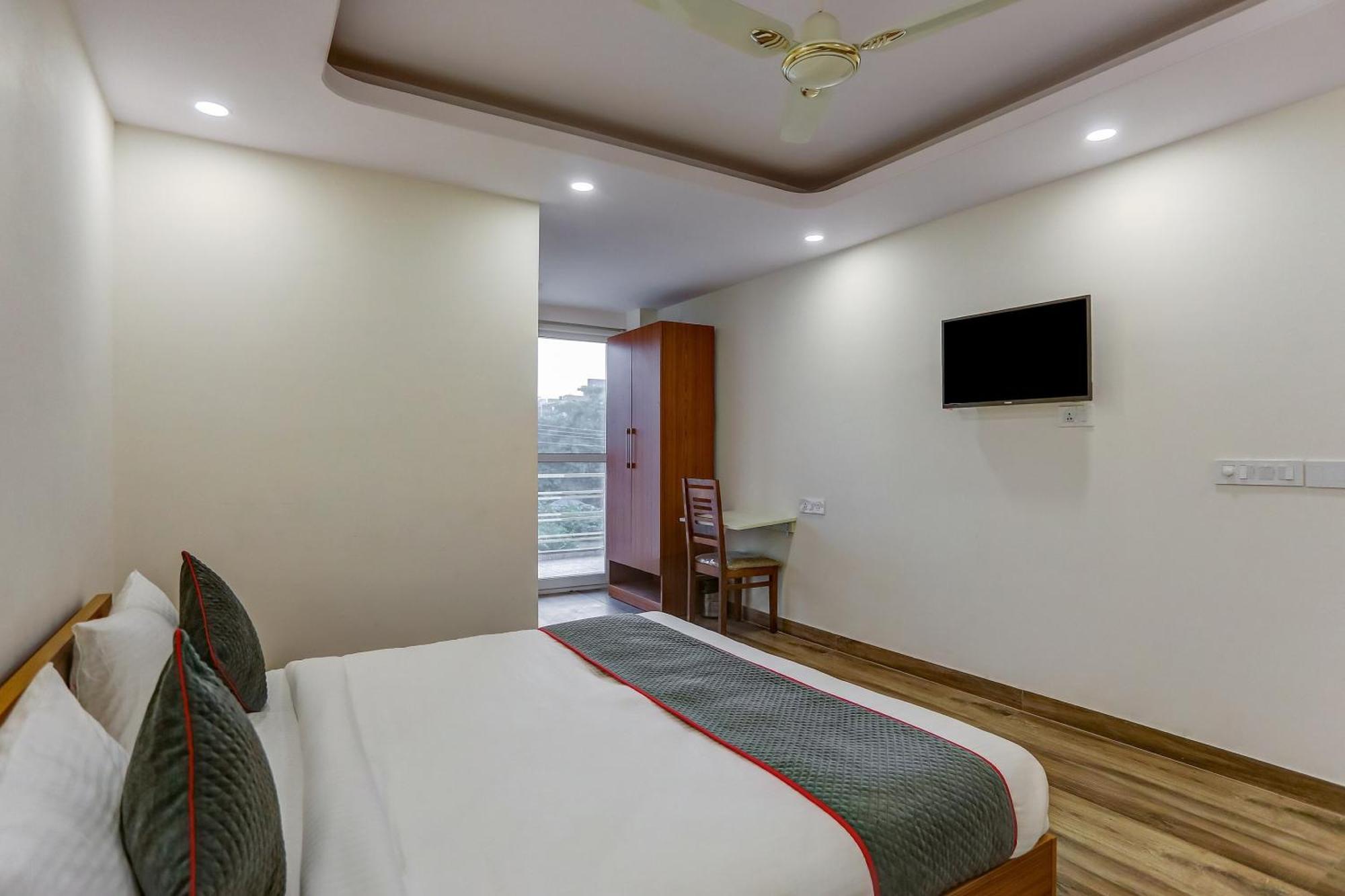 Collection O The Doors Near Appu Ghar Hotel Gurgaon Exterior photo